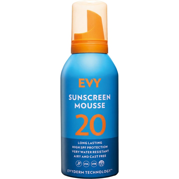 EVY Sunscreen Mousse SPF 20 150 ml blå flaska ger kladdfri vattenfast solkräm med orange lock.