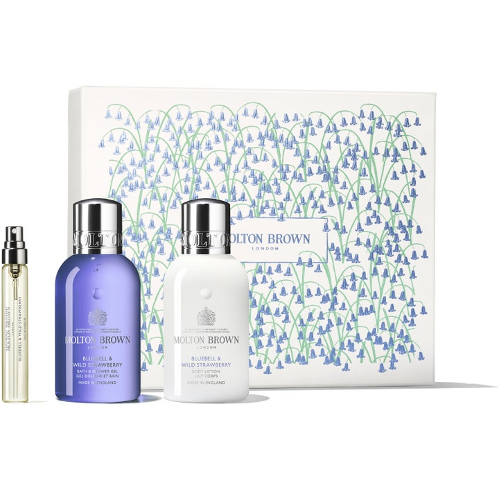 Molton Brown Bluebell & Wild Strawberry set ger hudvård och parfym i flaskor med silverlock och en blommig ask.