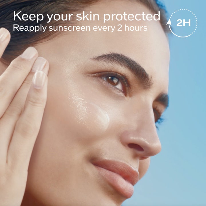 Shiseido Global Suncare Lotion Sensitive SPF 50 150 ml solskydd som appliceras på kinden för skydd varannan timme.
