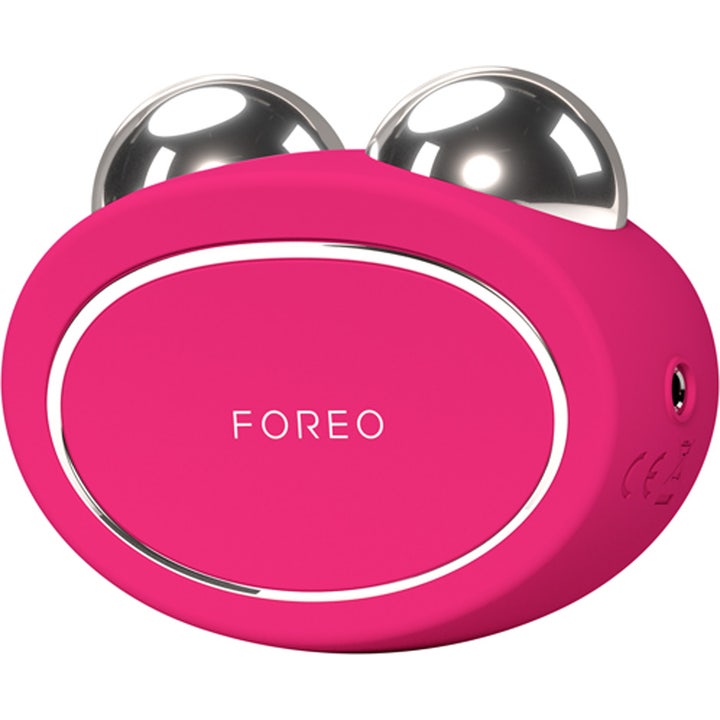 FOREO BEAR™ 2 Fuchsia 1 st ger ansiktskonturering utan kirurgi med sin rosa design och två runda silverkulor.