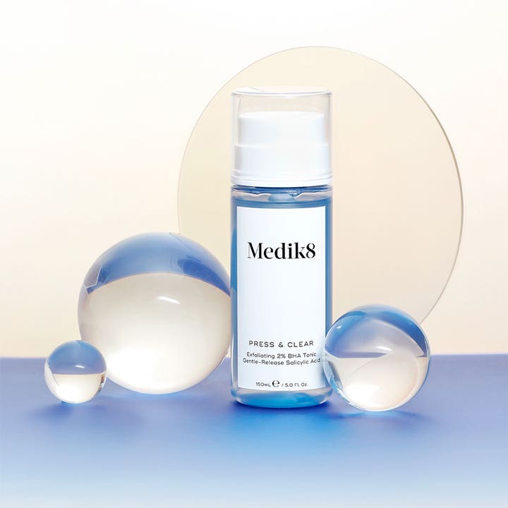 Medik8 Press & Clear 150 ml 2% BHA tonic hudvård i pumpflaska som ger klar hy bland glasklot