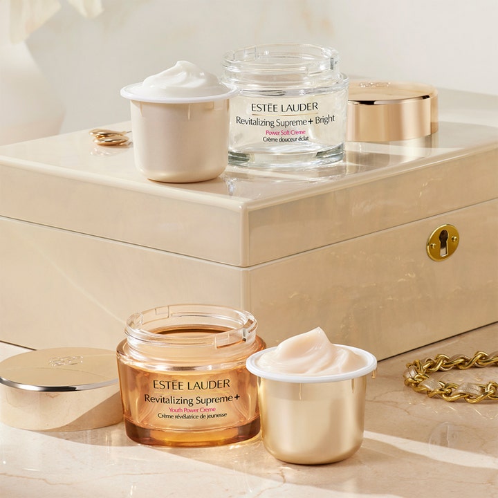 Estée Lauder Revitalizing Supreme+ 50 ml anti-aging refill ger hudföryngring i guldiga glasburkar och pods med kräm.