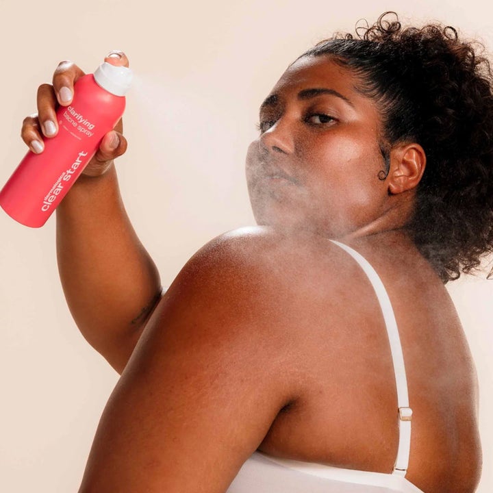 Dermalogica Clarifying Body Spray Duo med salicylsyra motverkar orenheter när den sprayas över axeln.