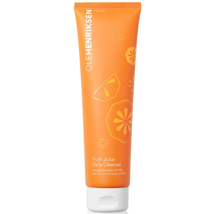 Ole Henriksen Truth Juice Daily Cleanser exfolierande mild ansiktsrengöring i en orange tub med guldiga fruktdetaljer.