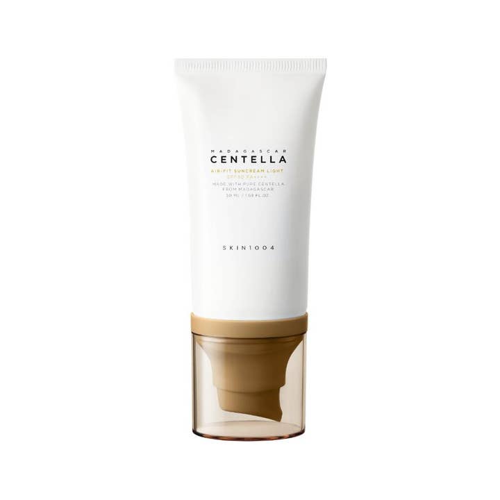 Skin1004 Madagascar Centella Air-Fit Suncream Light 50 ml air-fit solkräm känslig hud i vit tub med brunt lock