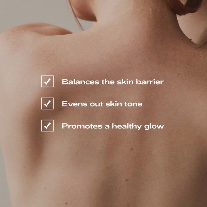 Bodyologist Skin Drencher 275 ml återfuktande body lotion på bar rygg som ger lyster och jämnar ut hudtonen