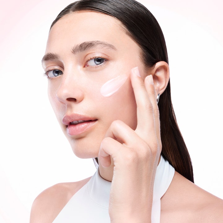 Lancôme Advanced Hydrazen Day Cream 75 ml återfuktande ansiktskräm appliceras på kinden av en kvinna