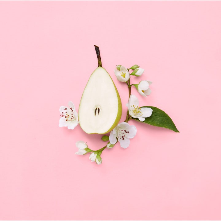 Gucci Flora Gorgeous Gardenia 50ml Eau de Parfum i rosa flaska omgiven av stora vita gardenior